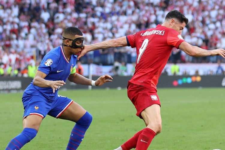 Mbappé insults Lewandowski after a touch to the face